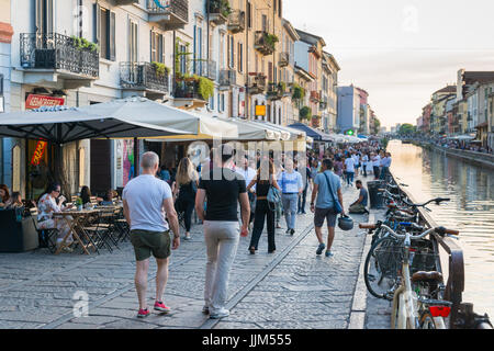 Quartiere dei Navigli è un famoso ritrovo per il passatempo milanese del 'aperitivo' Foto Stock