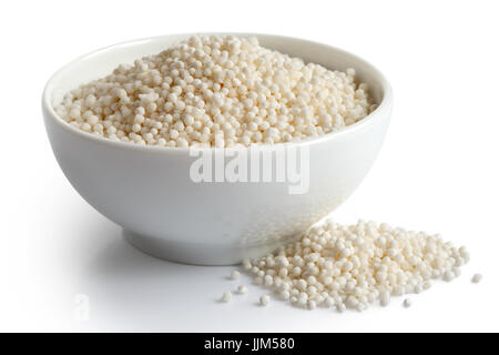 Asciugare le perle di tapioca in ceramica bianca recipiente isolato su bianco. Eventuali fuoriuscite di tapioca. Foto Stock