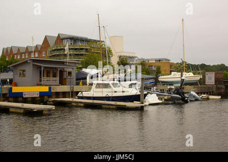 La barca zona di lancio a Lymington porto sulla costa sud dell'Inghilterra. Le barche sono lanciato dalla gru direttamente fuori il quayside in acqua Foto Stock