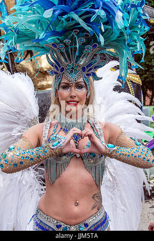 Brazilica, Regno Unito solo festival brasiliano e Samba Carnevale ha avuto luogo in Liverpool sabato 15 luglio 2017. Bande di Samba e ballerini Foto Stock