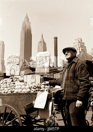 New York, New York. Spingere il carrello fornitore di frutta al Fulton Fish market.Parks, Gordon, 1912- fotografo.CREATO/pubblicato1943 può. Foto Stock