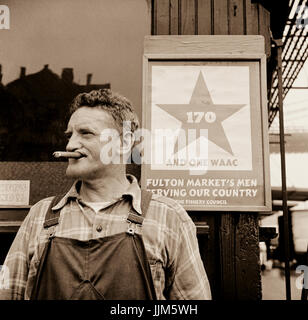 New York, New York. Fulton Fish market hooker.Parks, Gordon, 1912- fotografo.CREATO/pubblicato1943 può. Foto Stock