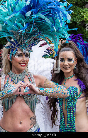Brazilica, Regno Unito solo festival brasiliano e Samba Carnevale ha avuto luogo in Liverpool sabato 15 luglio 2017. Bande di Samba e ballerini Foto Stock