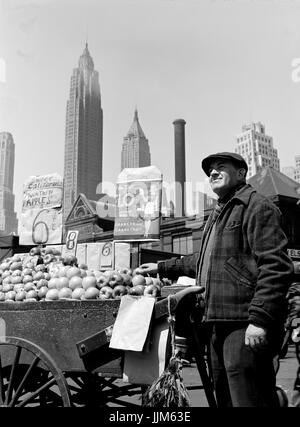 New York, New York. Spingere il carrello fornitore di frutta al Fulton Fish market.Parks, Gordon, 1912- fotografo.CREATO/pubblicato1943 può. Foto Stock