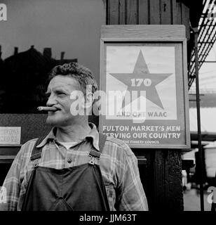 New York, New York. Fulton Fish market hooker.Parks, Gordon, 1912- fotografo.CREATO/pubblicato1943 può. Foto Stock