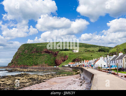 Pennan, Scozia. Il piccolo villaggio di pescatori di Pennan nell'Aberdeenshire, che è stato utilizzato come location per il film del 1983, Local Hero. Foto Stock