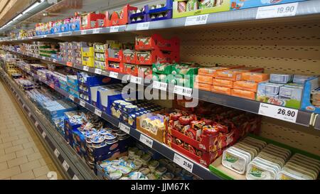 Praga, Repubblica ceca - Luglio 19, 2017: prodotti lattiero-caseari sui ripiani in un supermercato Lidl. LIDL è un tedesco della catena di sconto fondata nel 1973 dai Tedeschi mer Foto Stock
