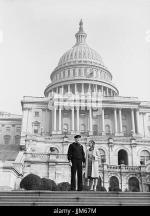 Washington, D.C. Hugh e Lynn Massman sightseeing sul loro primo giorno a Washington. Il loro bambino è preso cura di nel vivaio presso le Nazioni Unite Centro di Servizio.Bubley, Esther, fotografo.CREATO/pubblicato1943 Dic. Foto Stock