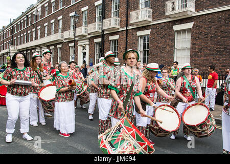 Brazilica, Regno Unito solo festival brasiliano e Samba Carnevale ha avuto luogo in Liverpool sabato 15 luglio 2017. Bande di Samba e ballerini Foto Stock