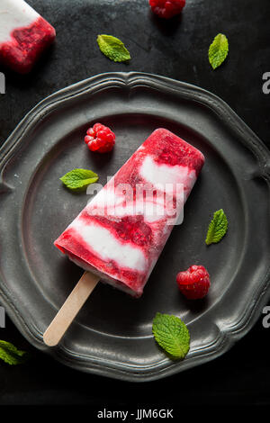 Gelato alla fragola su stick Foto Stock