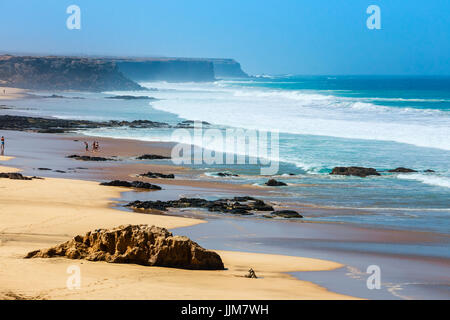 El Cotillo, Fuerteventura, Spagna, 03 Aprile 2017: persone sconosciute su una spiaggia di El Cotillo villaggio in isola di Fuerteventura, Spagna Foto Stock
