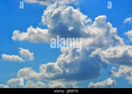 Puffy cumulus nubi costruire nel calore e dot il cielo estivo di Dallas nel nord del Texas Foto Stock