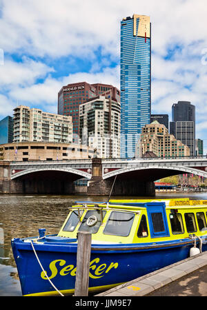 Australia, Victoria, Melbourne, Vista Princes ponte con Southbank e il Southgate Arts e tempo libero Precinct Foto Stock