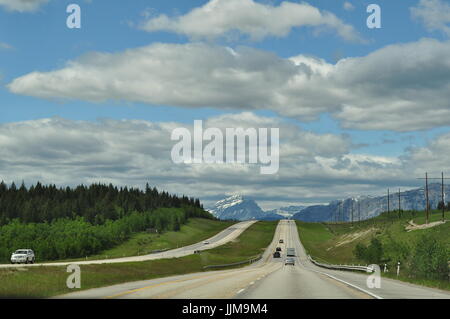 Viaggiando sulla Trans-Canada Highway 1 da Calgary a Banff National Park, Canada Foto Stock