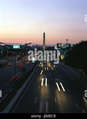 Obelisco, Avenida 23 de Maio, Sao Paulo, Brasile Foto Stock