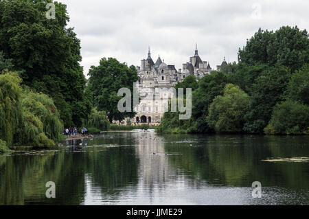 Vista sul lago di Horse Guards admiralty building in London St James Park su un Poco nuvoloso Nuvoloso Giorno britannico Foto Stock