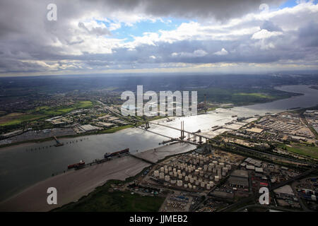 Una veduta aerea che mostra il QE2 Ponte sul Fiume Tamigi a Thurrock illuminato dalla luce solare Foto Stock