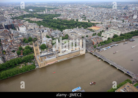 Una veduta aerea del Palazzo di Westminster con Hyde Park, St James Park e Buckingham Palace visibile in distanza. Foto Stock