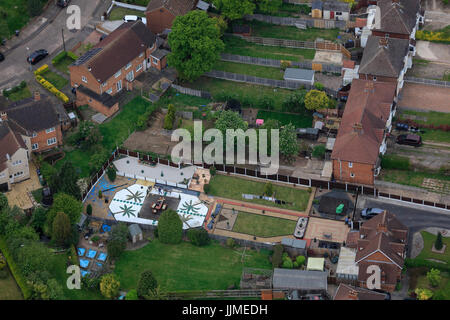 Una veduta aerea di un tipico quartiere periferico di back giardini Foto Stock