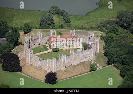 Una veduta aerea del castello di Framlingham, Suffolk Foto Stock