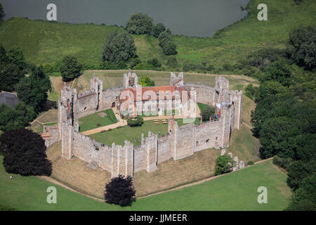 Una veduta aerea del castello di Framlingham, Suffolk Foto Stock