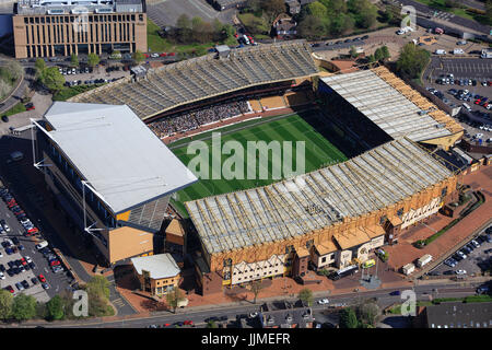 Una veduta aerea di Molineux Stadium, casa di Wolverhampton Wanderers FC Foto Stock