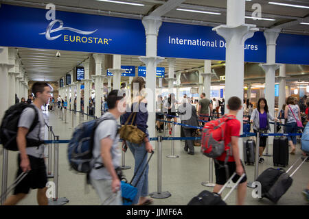 Eurostar partenze internazionali terminal del treno, King's Cross St Pancras, London Foto Stock