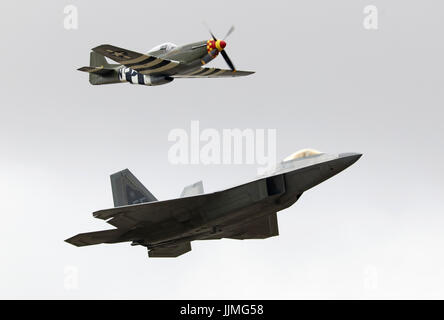 Lockheed Martin F22 Raptor con p51d mustang Foto Stock