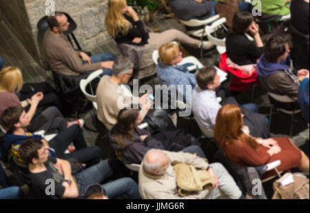 Blured pubblico in sala conferenza shot da al di sotto dello. Foto Stock