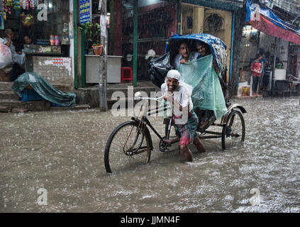 In rickshaw il monsone, Dacca in Bangladesh Foto Stock