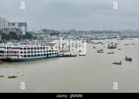 Vista del fiume Buriganga, Dacca in Bangladesh Foto Stock