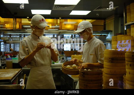 La preparazione di dim sum in un semiscafi ristorante malese, gli gnocchi sono preparati al momento e cotte su ordinazione. Foto Stock