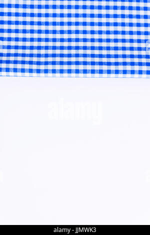Panno blu, un asciugamano da cucina con un motivo a scacchi su uno sfondo bianco isolato. Foto Stock