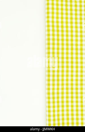 Tessuto di colore giallo, asciugamano da cucina con motivo a scacchi, isolato su sfondo bianco isolato. Foto Stock