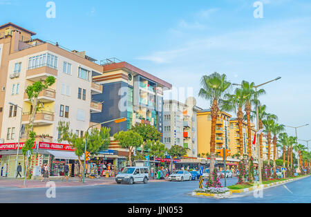 ALANYA, Turchia - 8 Maggio 2017: Il Ataturk Boulevard è la zona dello shopping di resort, turisti visitano i negozi locali, caffetterie, bar e centri termali, 8 maggio Foto Stock