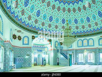 ALANYA, Turchia - 8 Maggio 2017: Panorama della sala di preghiera di Hasan Senli Saray moschea, decorata con colorate modelli islamici, dipinto sulla cupola di un Foto Stock