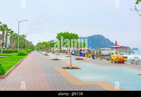 La passeggiata panoramica a Kleopatra beach è il preferito della zona turistica, qui cresce molte belle piante e fiori, i fornitori locali offre beverag fresco Foto Stock