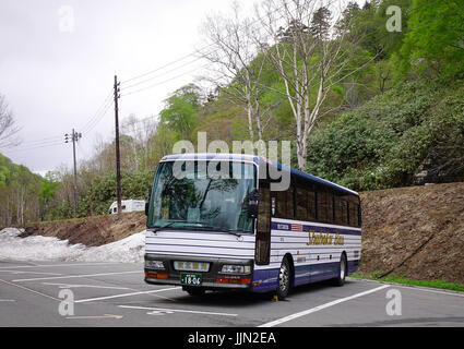 Tohoku, Giappone - 17 maggio 2017. Un parcheggio bus turistici a Tamagawa primavera calda nel Tohoku, Giappone. Tamagawa è il più alto tasso di flusso di acqua di sorgente calda in Giappone. Foto Stock