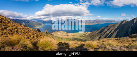 Vista del lago nel paesaggio di montagna, aspro paesaggio, Lago Hawea, Otago, Isola del Sud, Nuova Zelanda Foto Stock