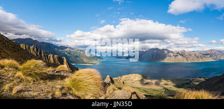 Vista del lago nel paesaggio di montagna, aspro paesaggio, Lago Hawea, Otago, Isola del Sud, Nuova Zelanda Foto Stock