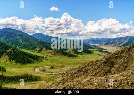 Strada facendo loop e gira mountain pass in Altai Foto Stock