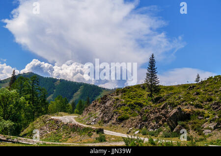 Strada facendo loop e gira mountain pass in Altai Foto Stock