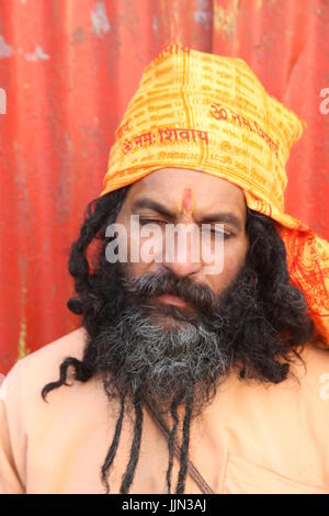 Indiano Baba, Swami, Sadhu, Santo e Pilgrim, Sadhu di fronte al tempio di Haridwar, Uttrakhand, India (Copyright © Saji Maramon) Foto Stock