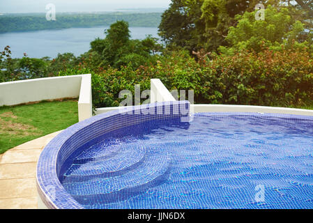 Piscina vuota all'aperto in background. Pulire la piscina del resort Foto Stock