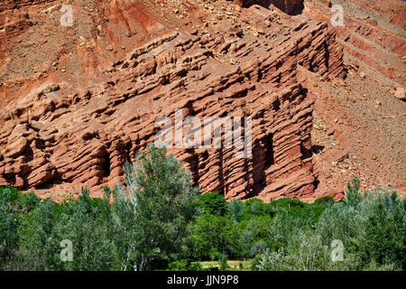 Spettacolare paesaggio di roccia di Alto Atlante mountain range in Ait Ouglif, Marocco, Africa Foto Stock