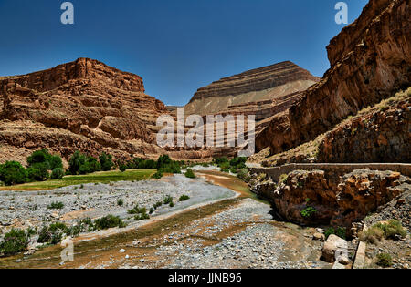 Paesaggio spettacolare alla gola senza nome alla strada P7103 Taourirt, Marocco, Africa Foto Stock