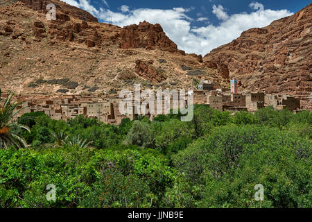 Panorama spettacolare e villaggio alla gola sconosciuto a road P7103 Taourirt, Marocco, Africa Foto Stock