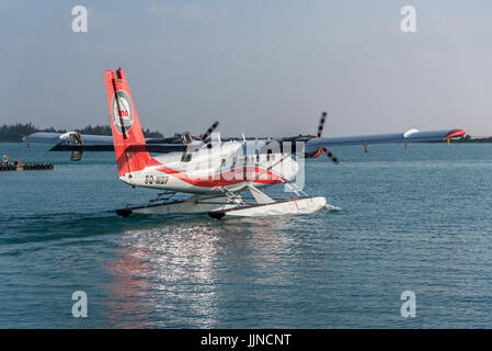 A bordo di un idrovolante inizia a taxi verso l'area di decollo all'idrovolante terminale all'Aeroporto Internazionale di Malé, Maldive. Foto Stock