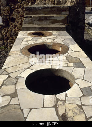 L'Italia. Pompei. Rivestito di marmo Thermopolium di contatore. Via Consolare. Foto Stock