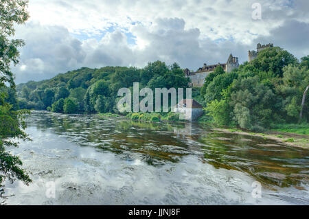 Francia, Indre (36), Parc naturel régional de la Brenne, Ciron, le Château de Romefort surplombant la Creuse // Francia, Indre, parco naturale del Bren Foto Stock